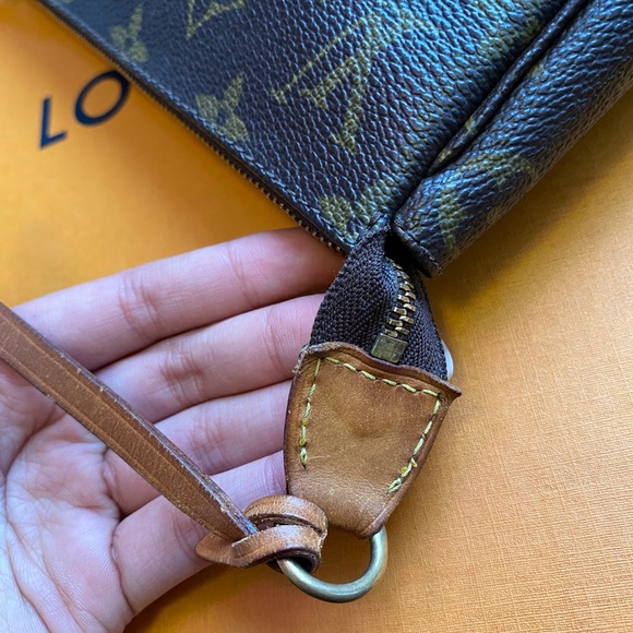 ‼️SOLD‼️ AUTHENTIC Pochette Accesoires 🤎 - Picture 6 of 10